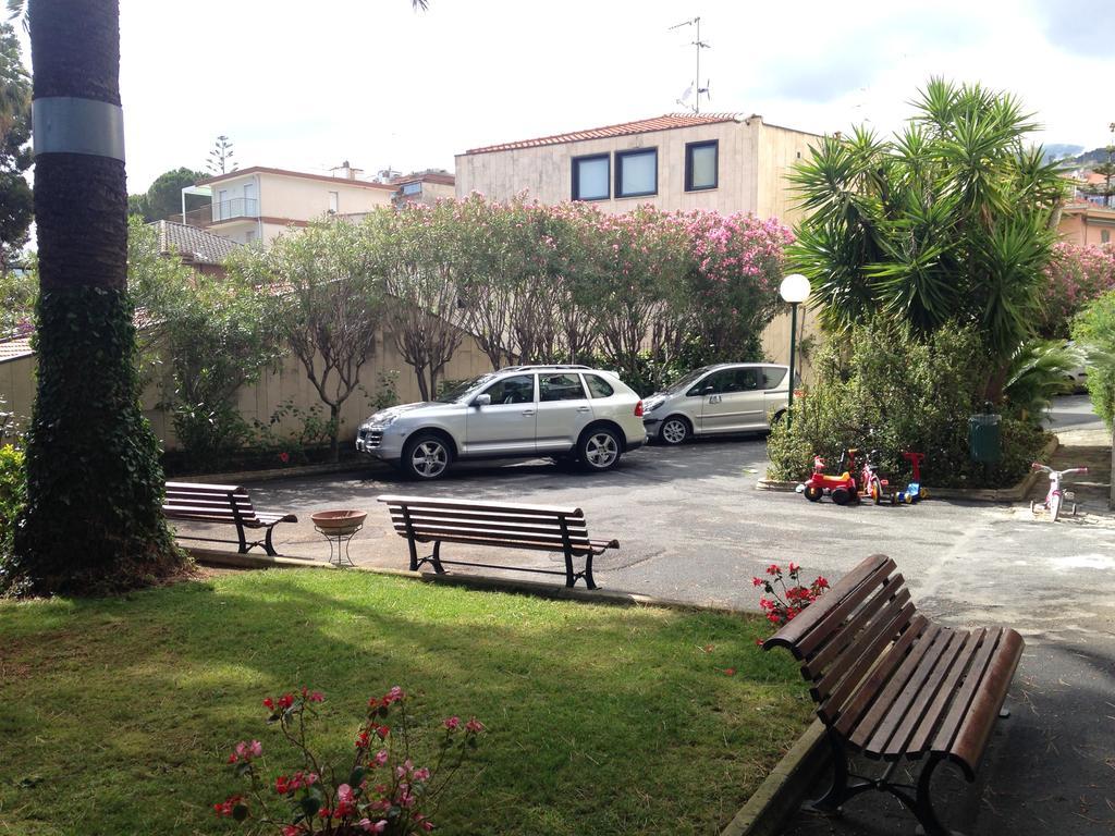 Tirrenia Beach House - Sea Front With Private Beach Sanremo Exterior photo